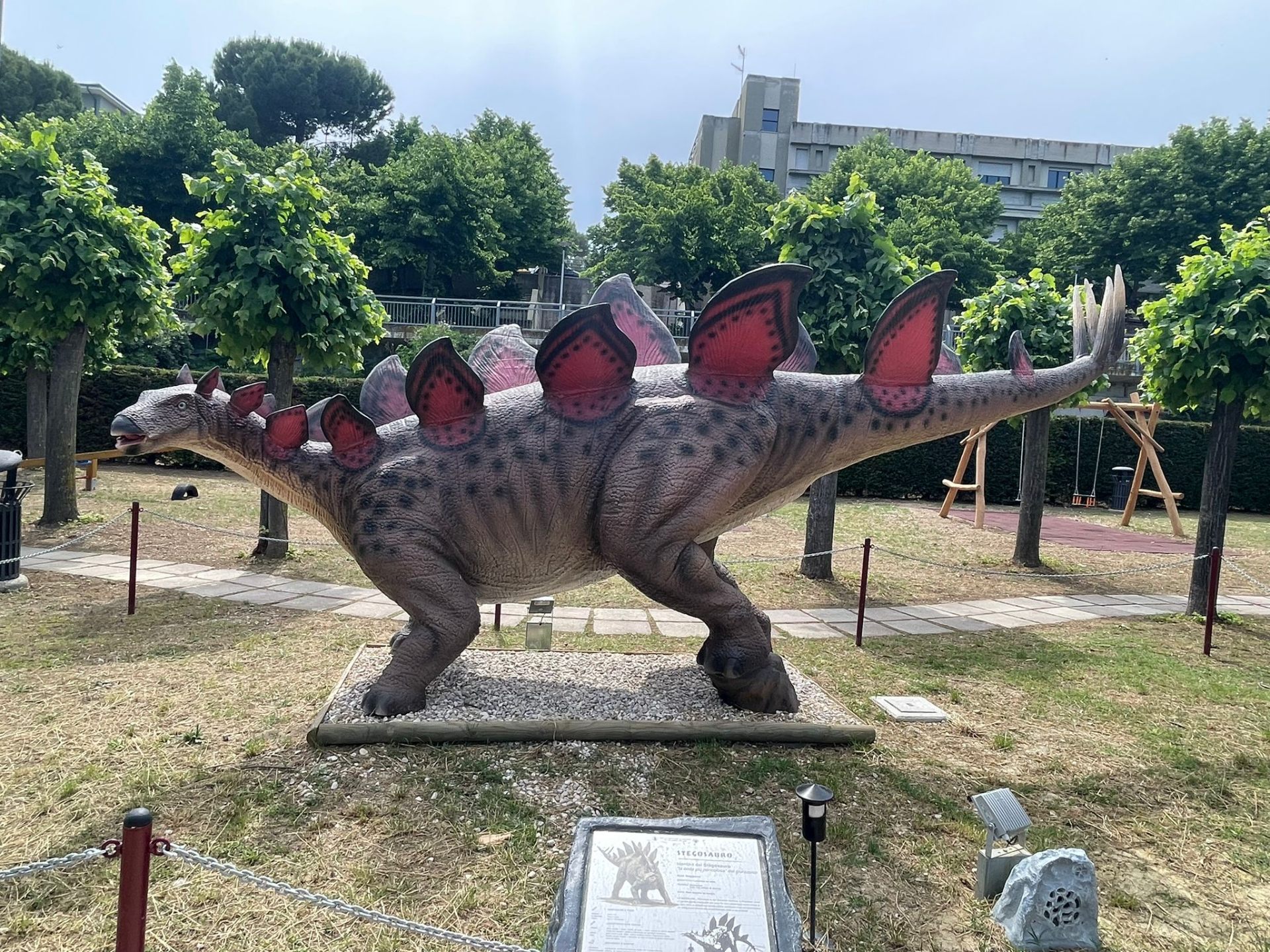 Stegosaurus a grandezza naturale al parco dei dinosauri AbruzzoSauro di Notaresco (Teramo)